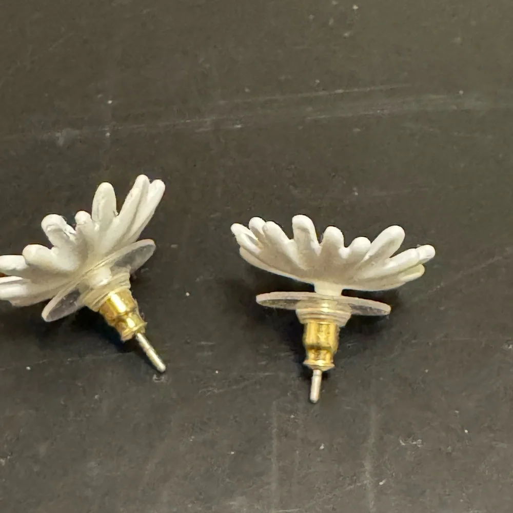 Daisy Flower Stud Earrings - Picture 3 of 4